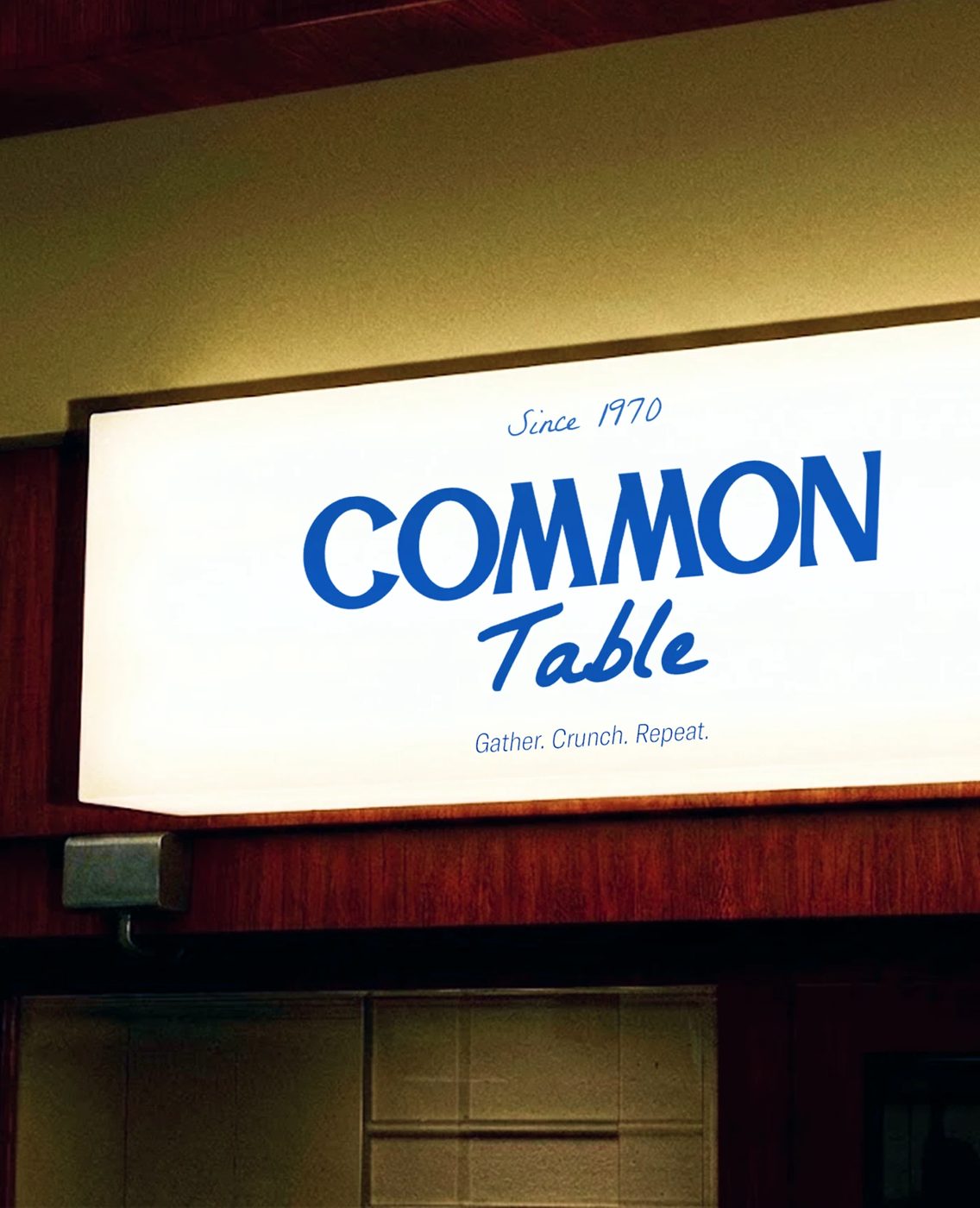 Common Table — 라이트박스 간판. Since 1970, Gather. Crunch. Repeat.