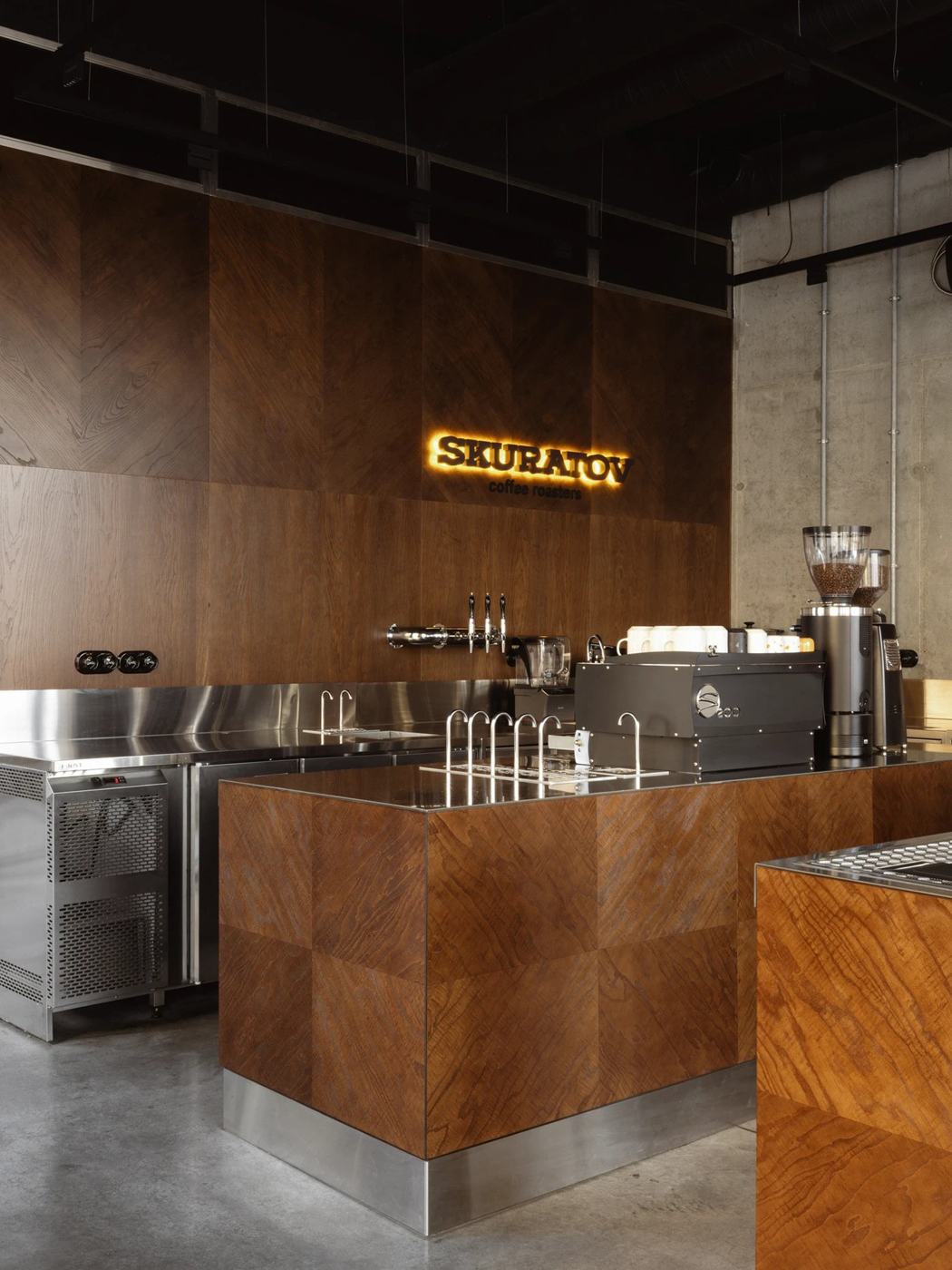 Skuratov coffee roasters (Kazan) — 기능별 바 모듈과 SKURATOV 사인