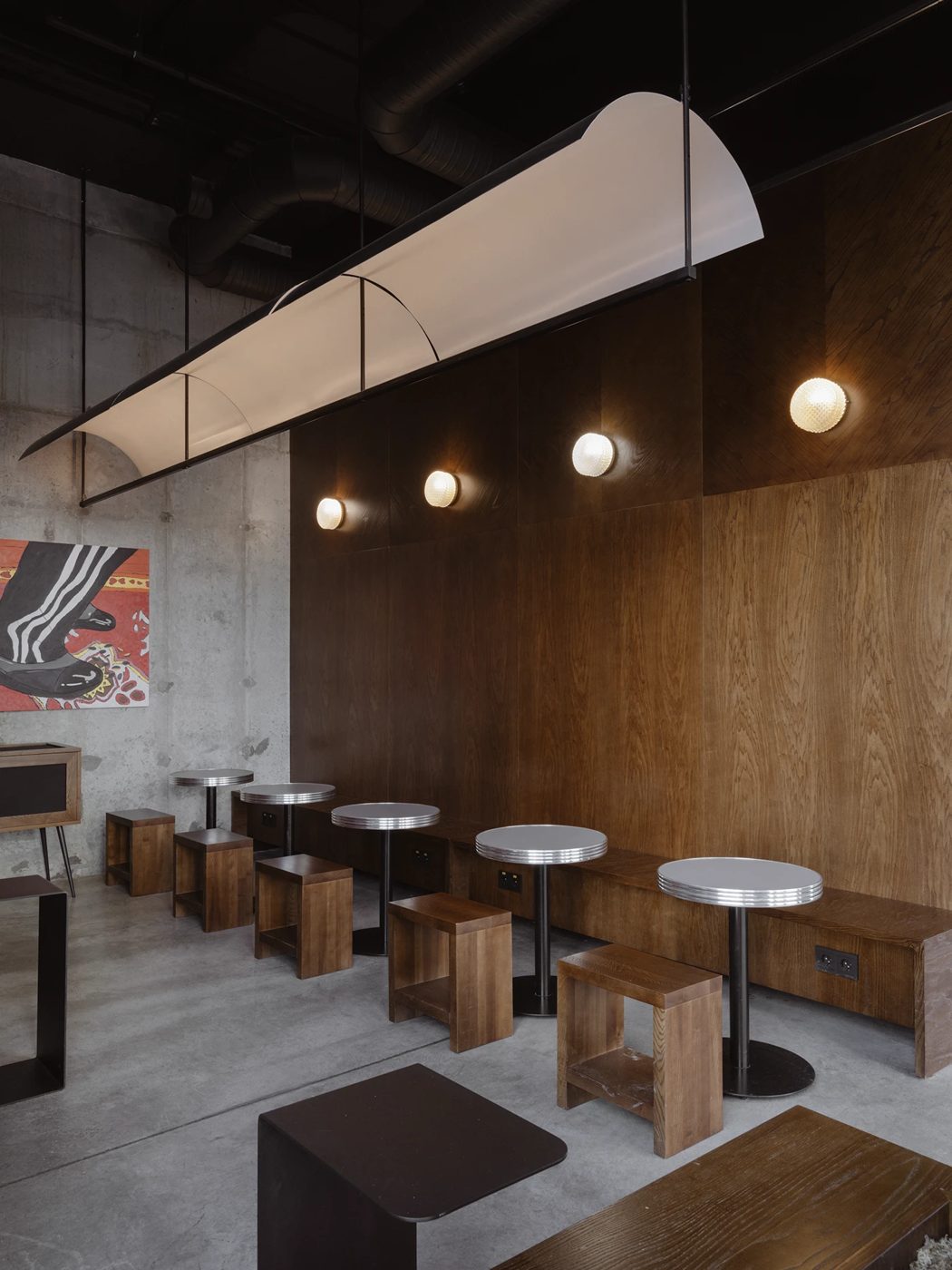 Skuratov coffee roasters (Kazan) — 윗면이 빛나는 큐브 아래 좌석. 건축 크기의 턴테이블 케이스