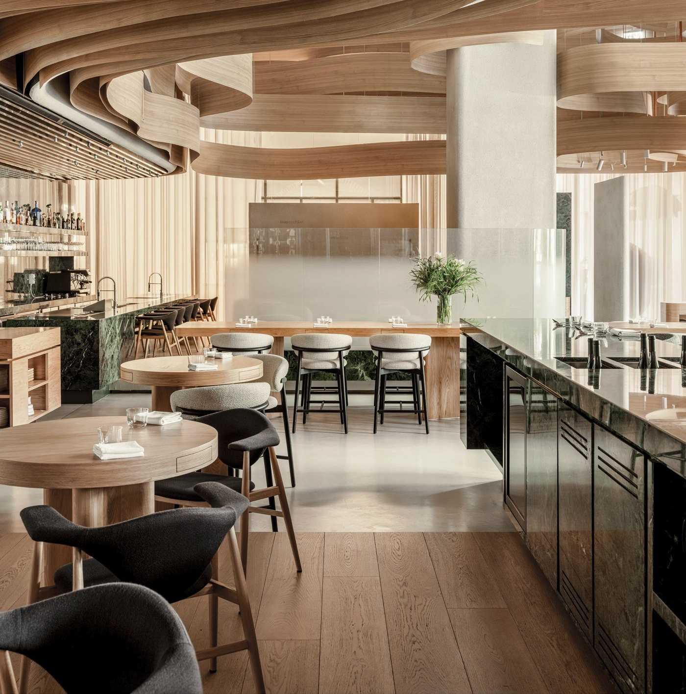 Birch restaurant (Dubai) — 세미바 좌석. 앉은 손님과 서 있는 셰프의 눈높이를 맞췄다