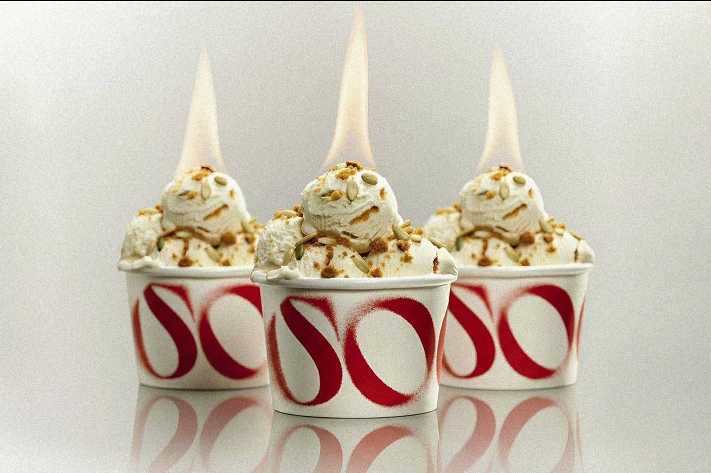 SOGO ice cream — 불꽃을 꽂은 컵 셋. 로고가 컵 둘레를 감는다