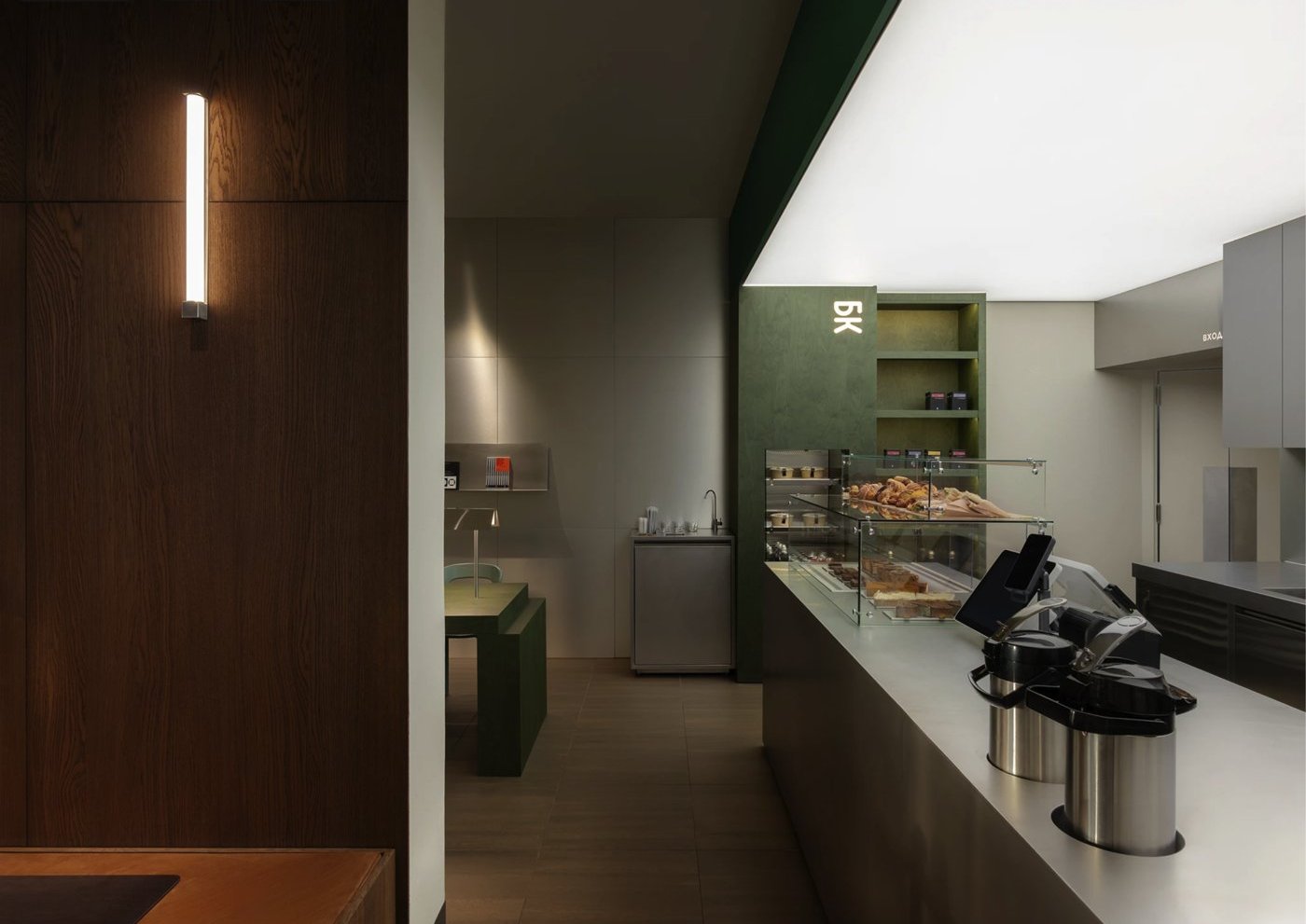 Biblioteka Coffee 2 | Cafe — 카운터. 천장 전체가 빛 면, 벽에 세로 선 조명