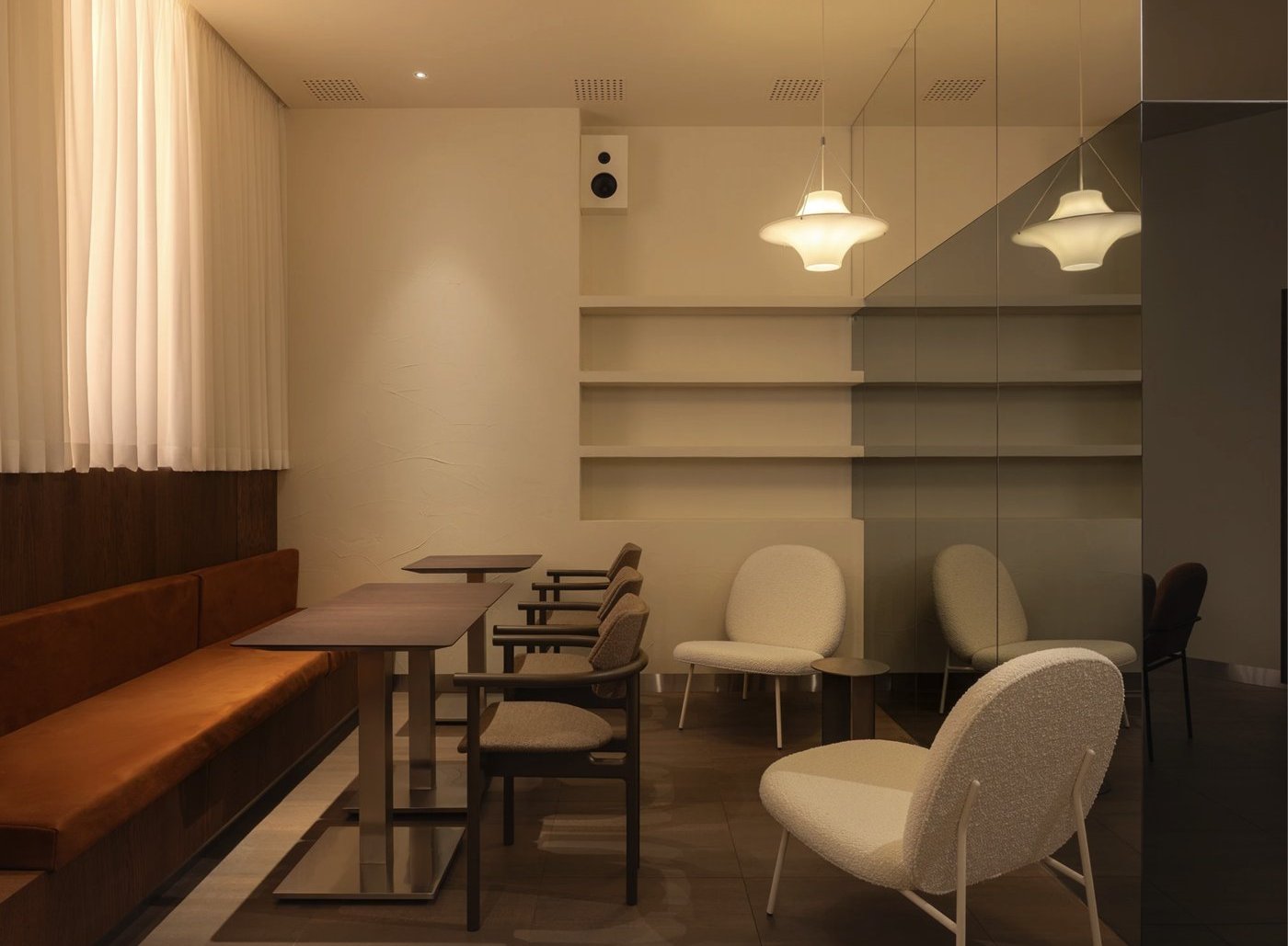 Biblioteka Coffee 2 | Cafe — 두 번째 홀. 커튼과 펜던트로 만든 햇빛
