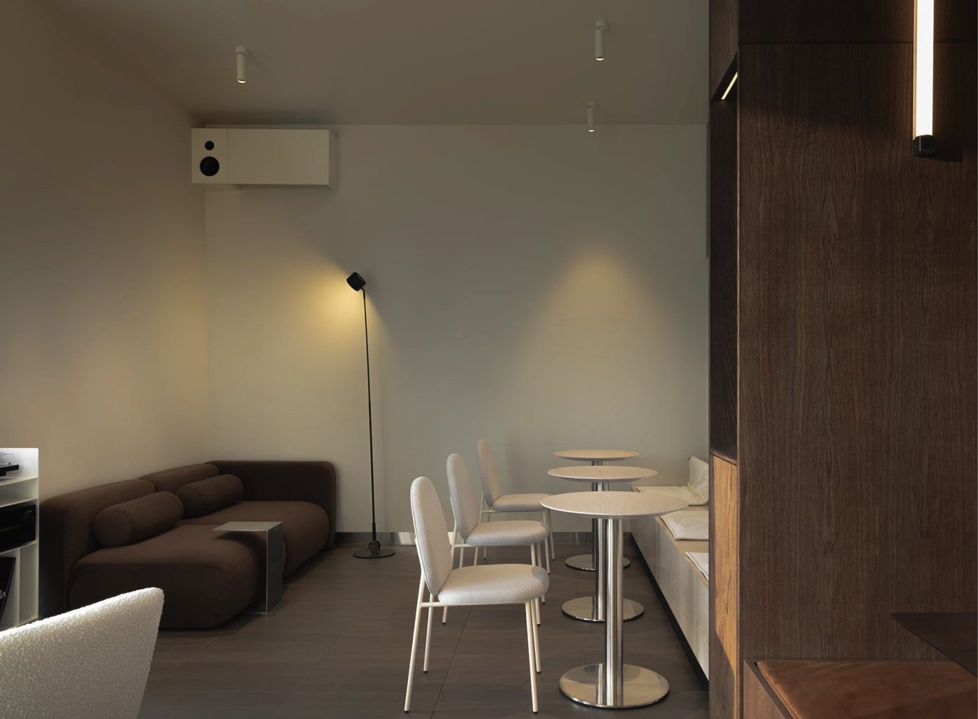 Biblioteka Coffee 2 | Cafe — 소파 좌석. 원목 벽과 스탠드 조명