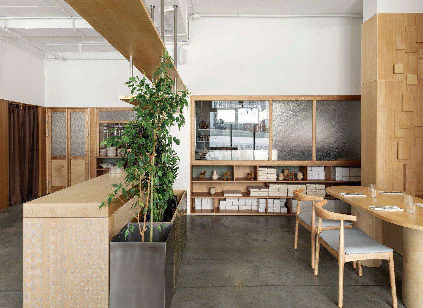 Zorka | Restaurant — 창가 좌석과 둥근 원목 테이블