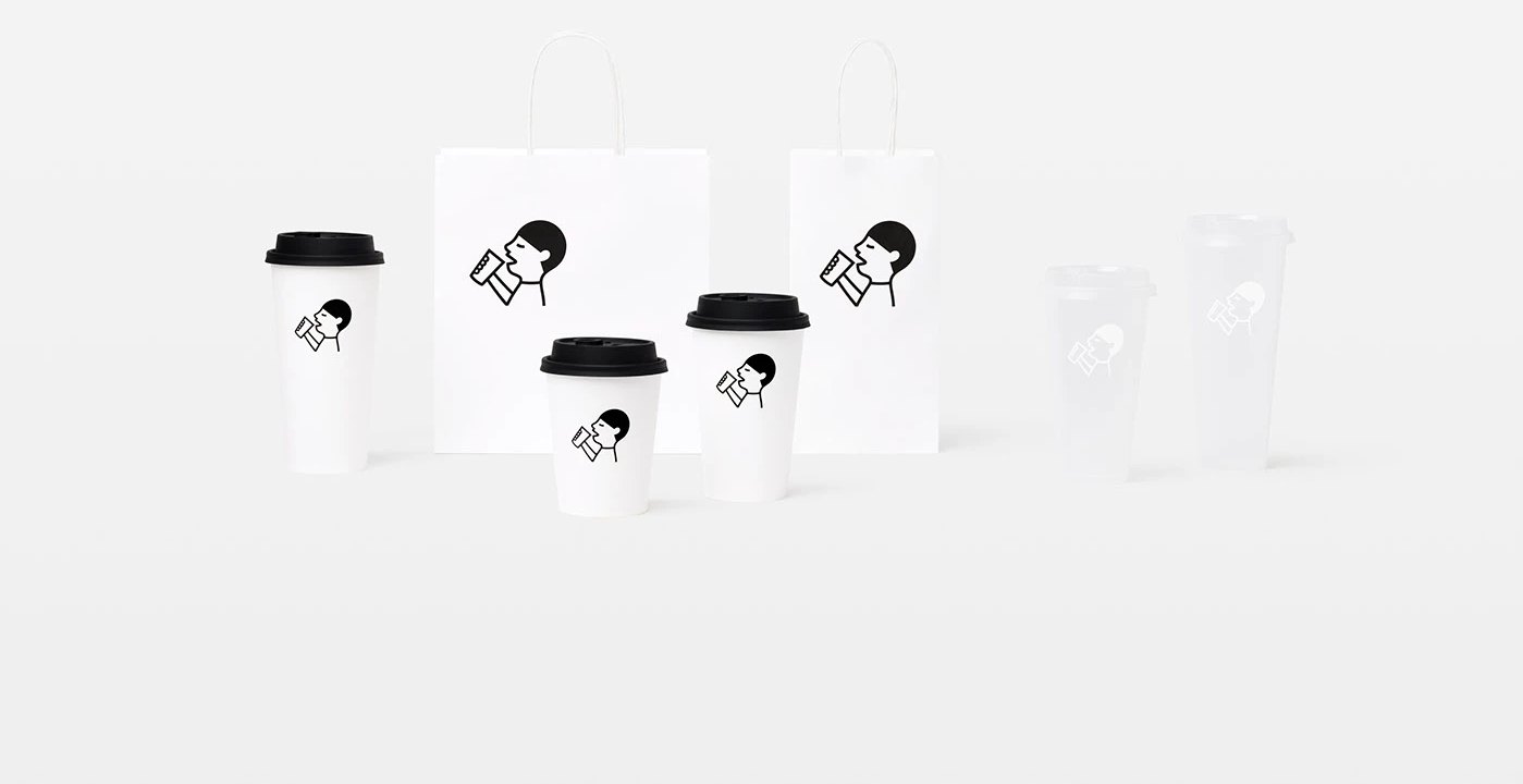 喜茶 HEYTEA — 컵과 종이 가방. 흰 바탕에 검은 선 마크 하나