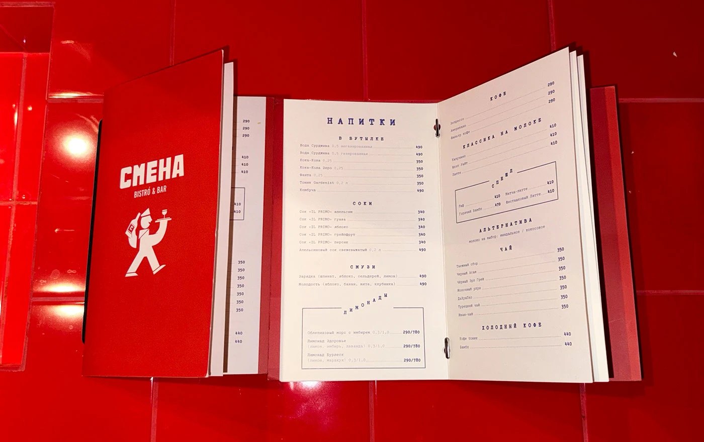 СМЕНА bistro / bar — 빨간 유광 타일 위에 펼친 메뉴. 흰 종이에 빨간 타자기 글씨