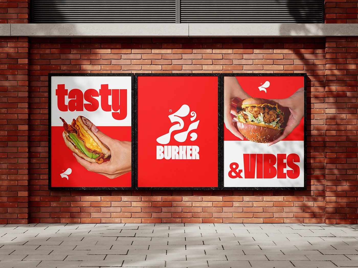 BURKER — 벽돌 벽 정면의 포스터 세 장. tasty, 버거 사진, &VIBES