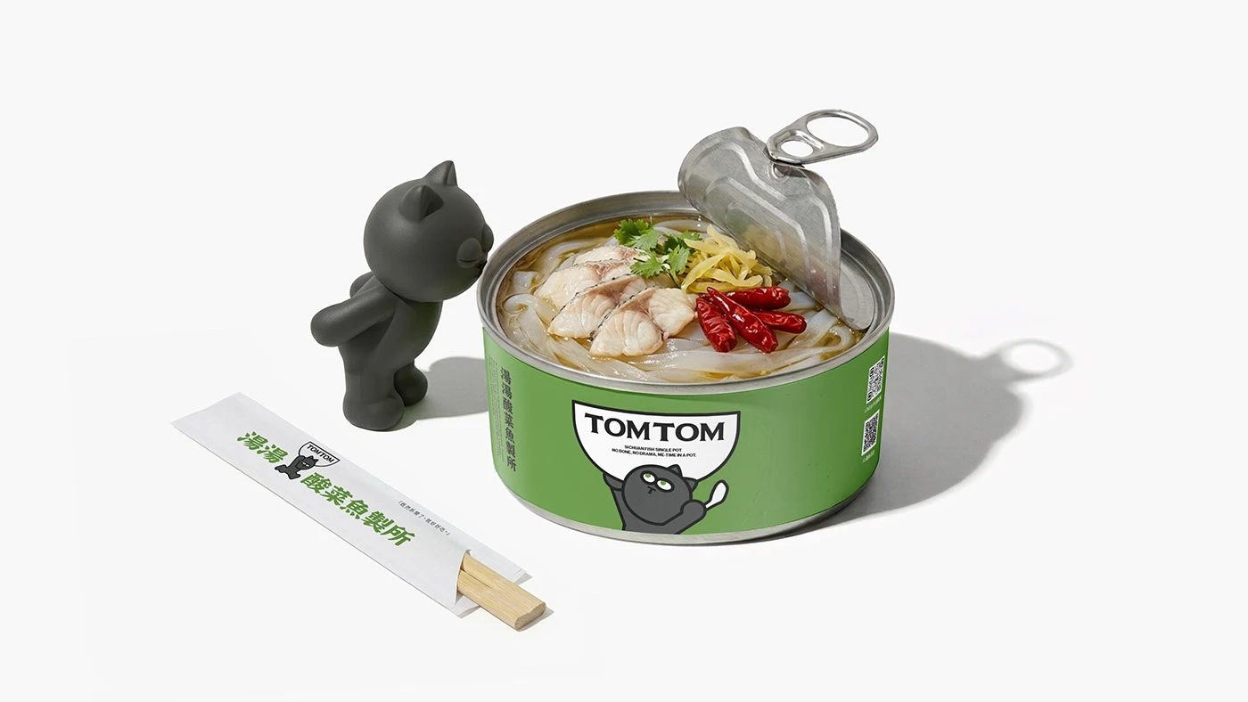 TOMTOM — 뚜껑을 딴 깡통 안의 생선탕과 고양이 인형