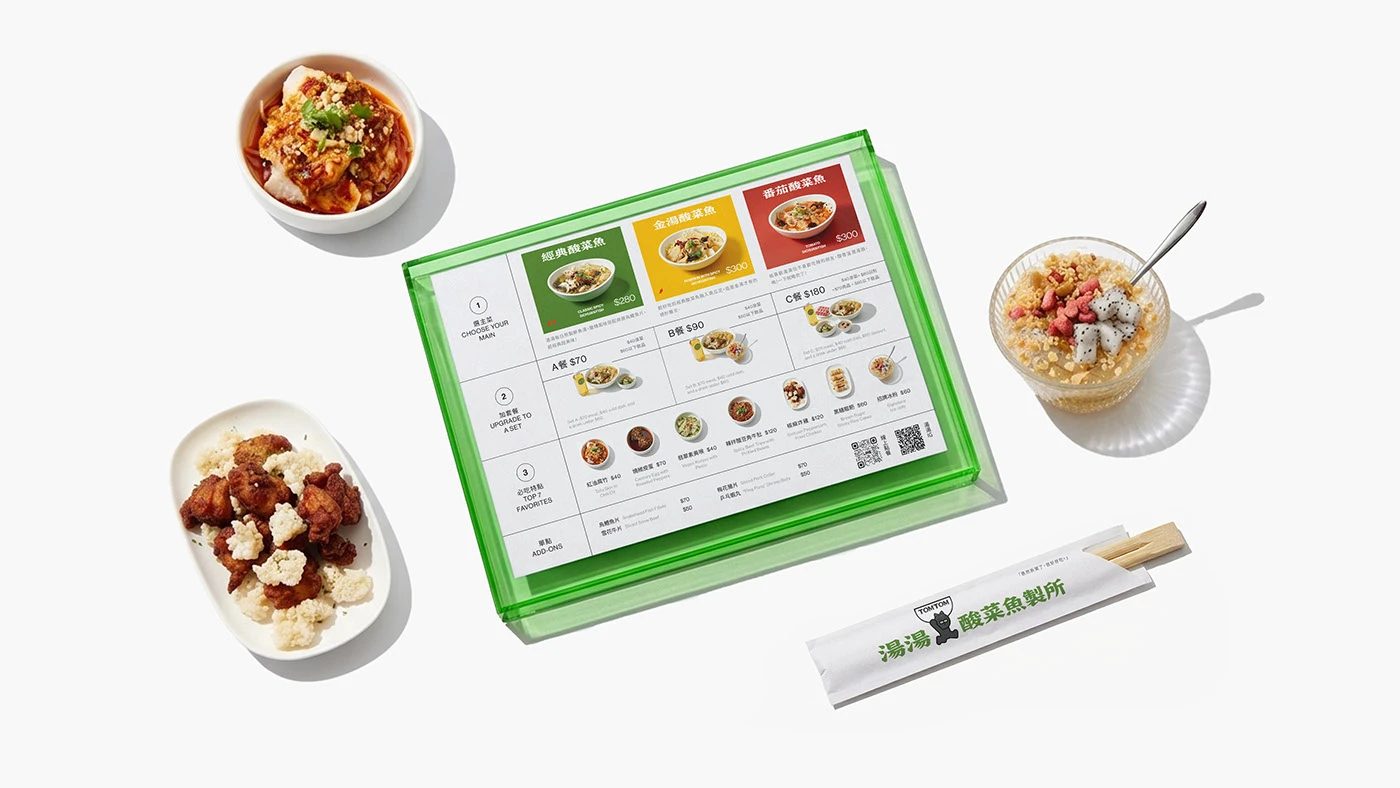 TOMTOM — 초록 쟁반 위 메뉴판과 반찬 그릇