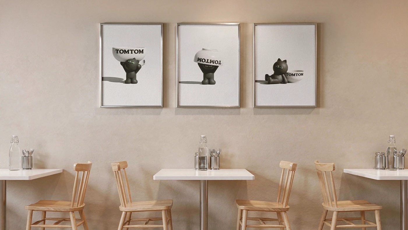TOMTOM — 흰 벽에 건 고양이 그림 액자 세 점과 나무 의자