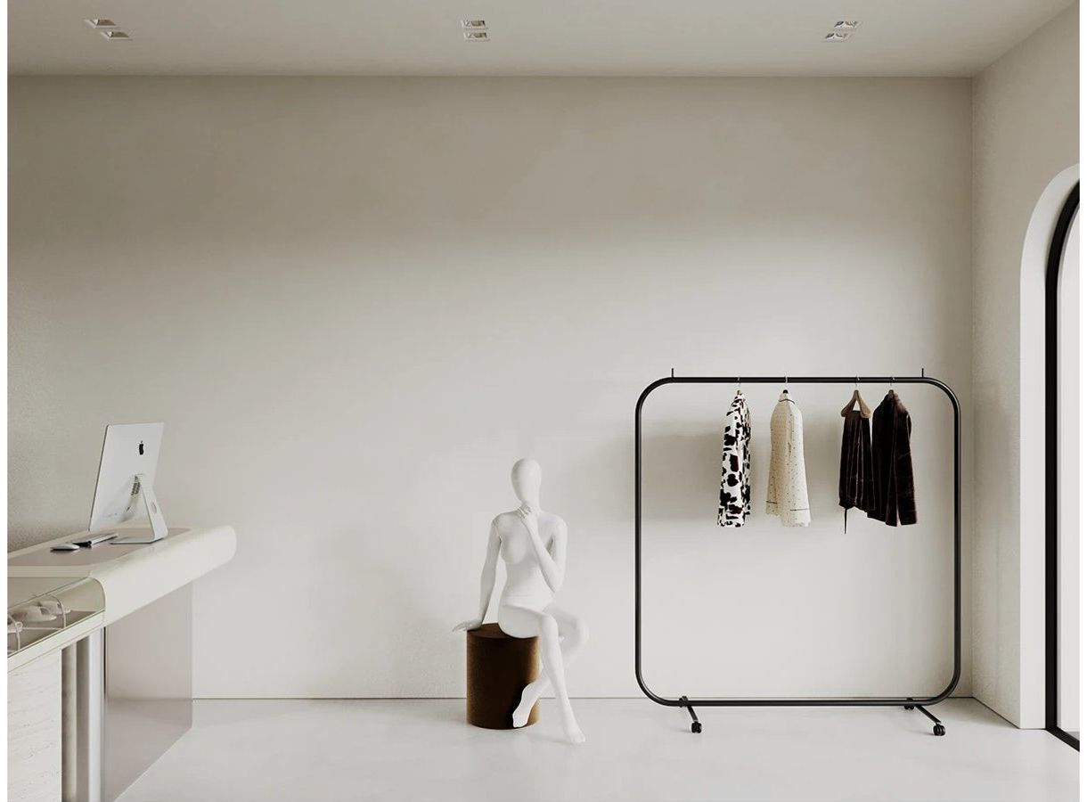 Aruelle Pop-Up Store — 마네킹과 행거, 오른쪽 둥근 아치 창