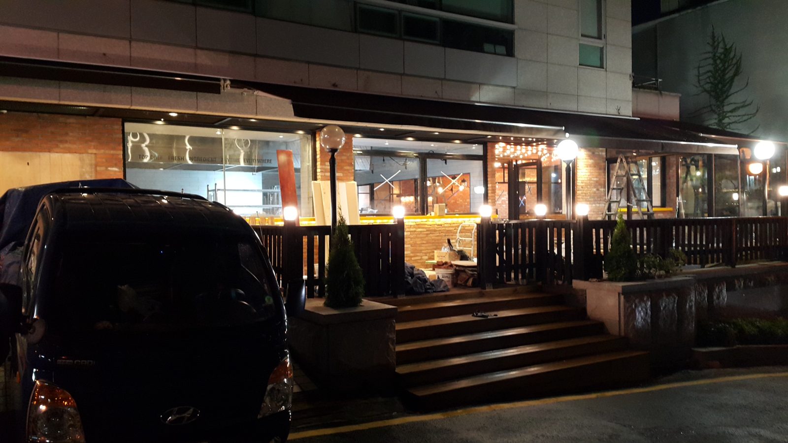 셰프런 논현점 시공 — 테라스 난간과 매장