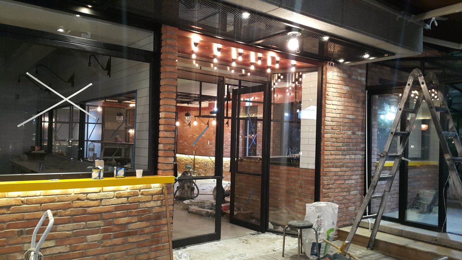 셰프런 논현점 시공 — 에디슨 전구 입구