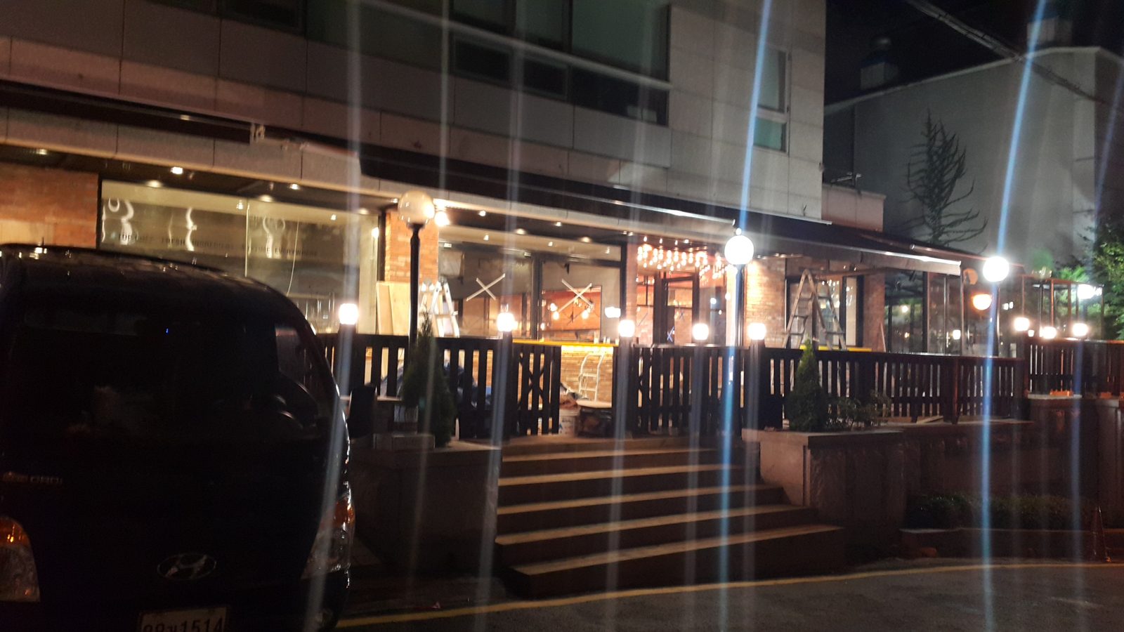 데크 인테리어 — 목재 데크 계단 야간 외관 · 셰프런 논현점 시공기