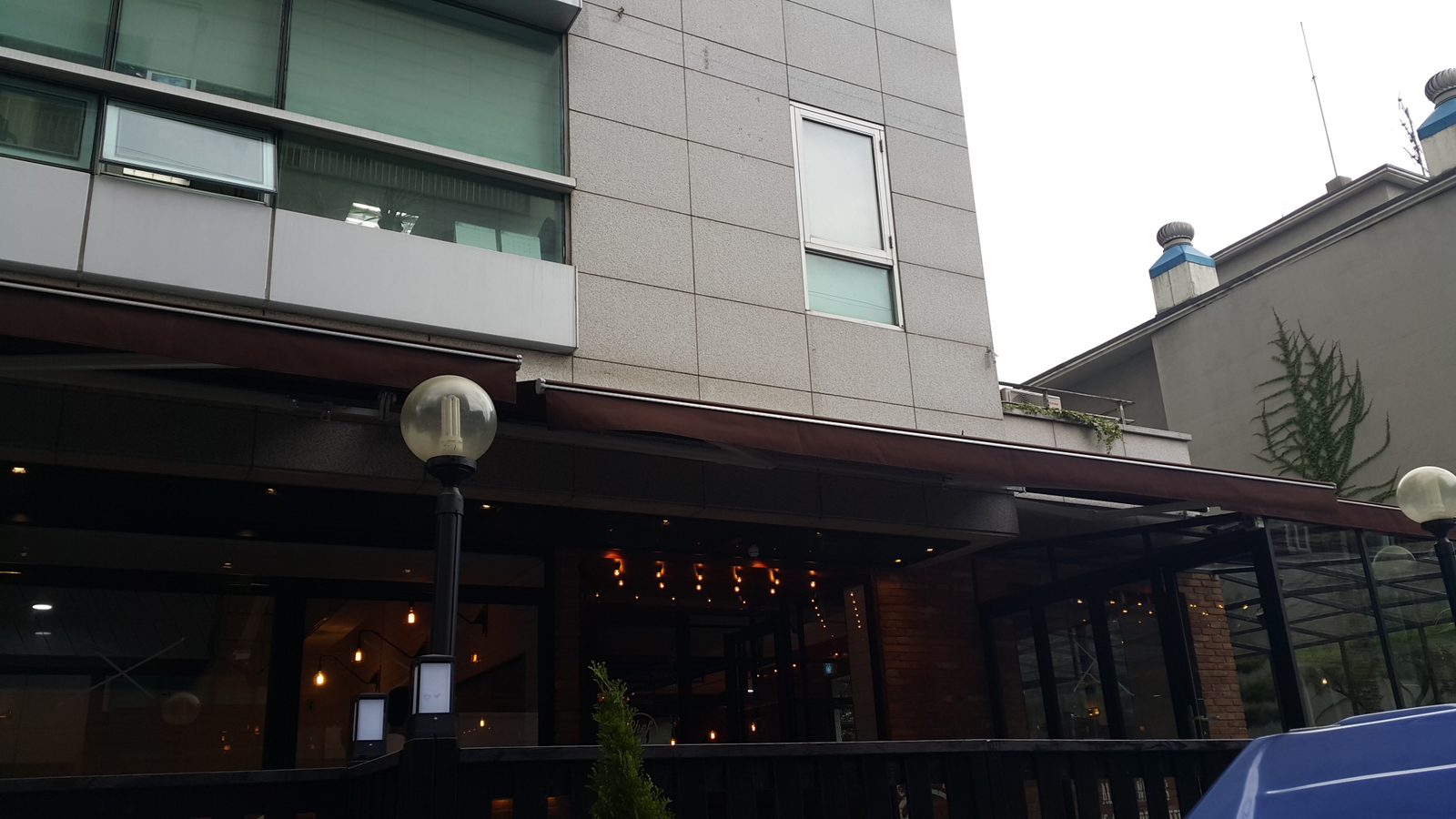셰프런 논현점 시공 — 건물 외관