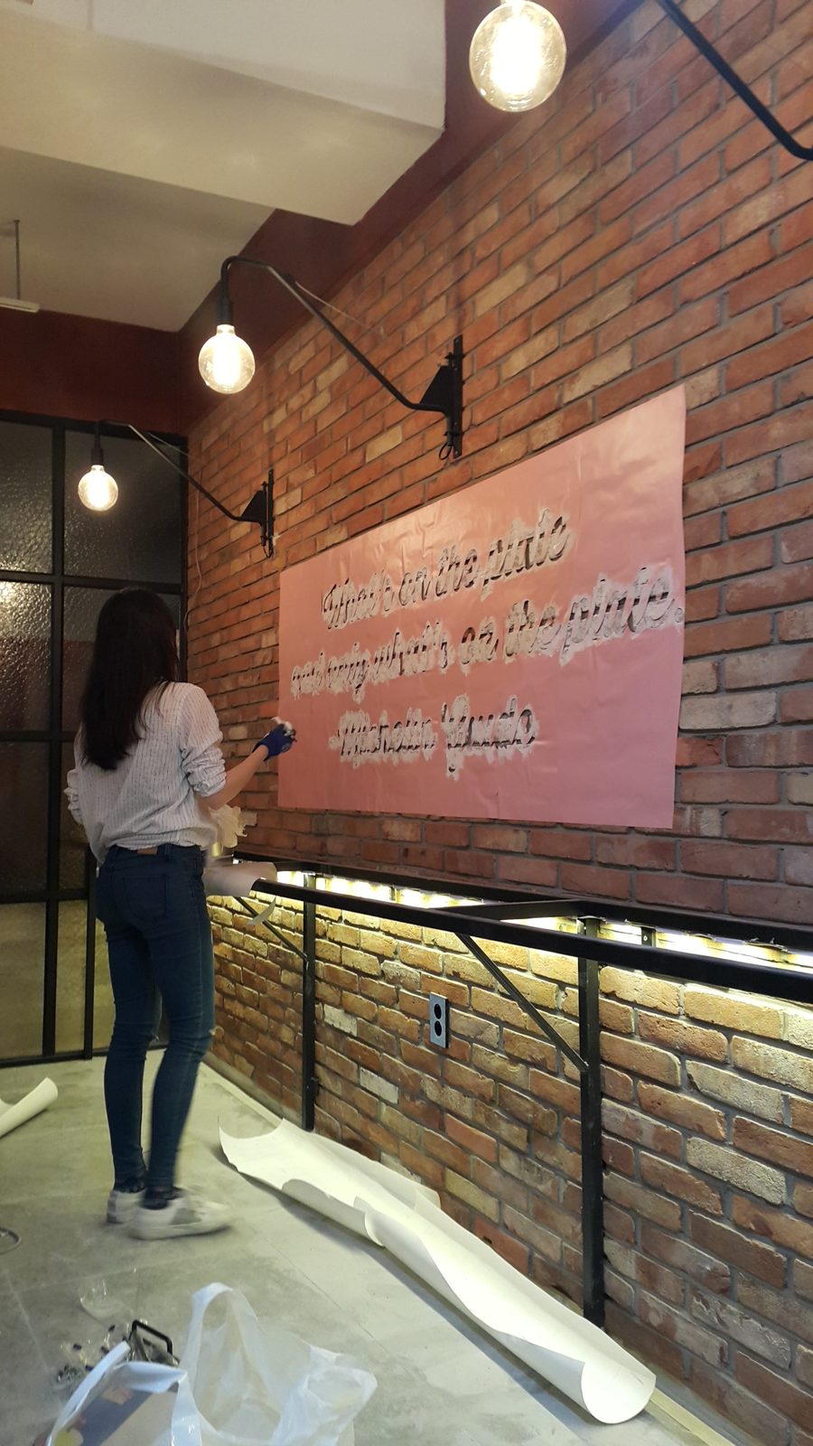 셰프런 논현점 시공 — 간접조명 위 스텐실 문구