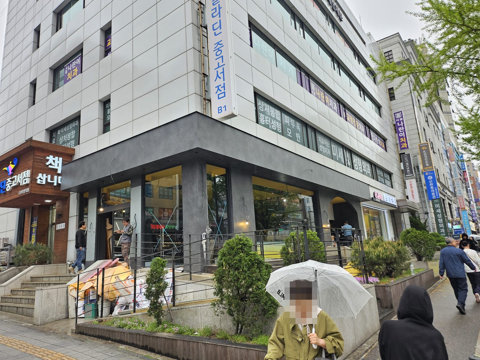 컴포즈커피 수원 인계동 시공 — 사인 설치 전 모퉁이 파사드