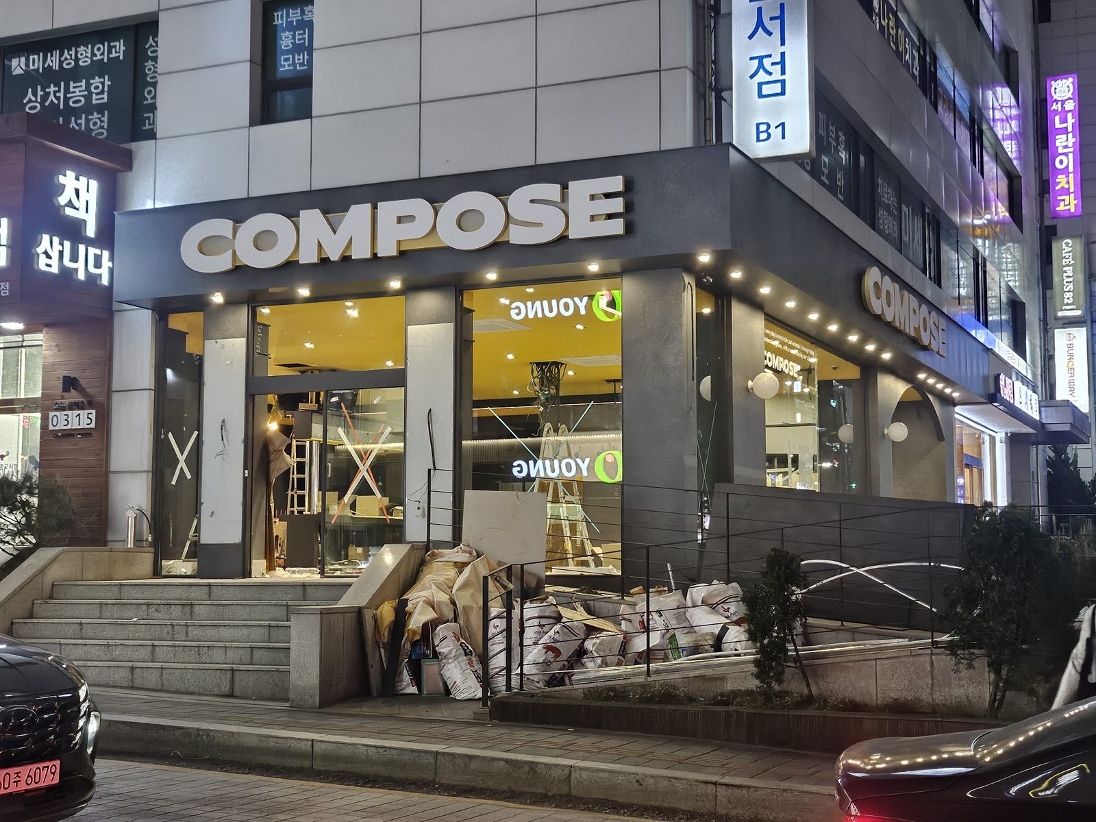 컴포즈커피 수원 인계동 시공 — 야간 파사드 조명