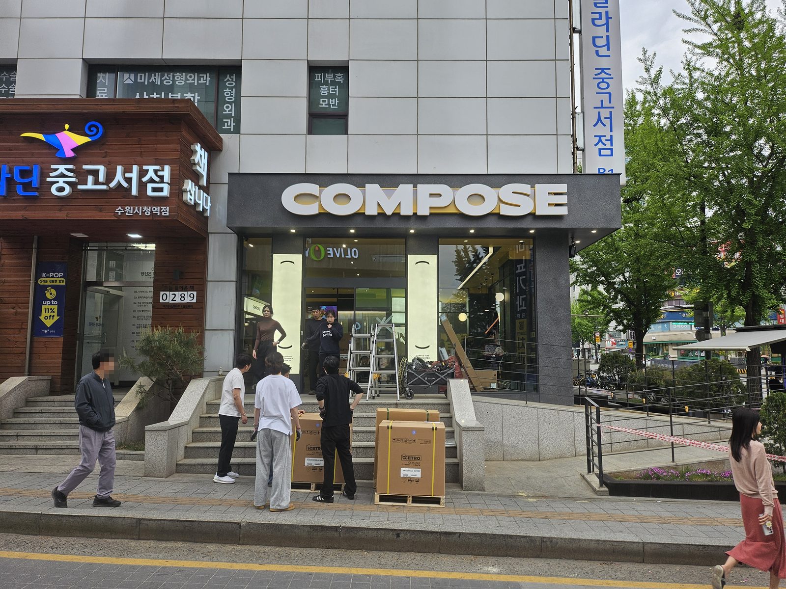 컴포즈커피 수원 인계동 시공 — 모퉁이 입구