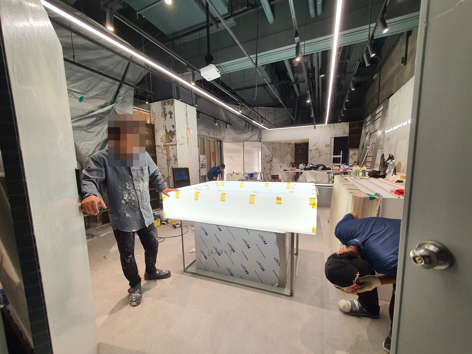 면발광 · 발광 아크릴 인테리어 — 발광 진열대 반입 · 후지필름 잠실 롯데월드몰점 시공기