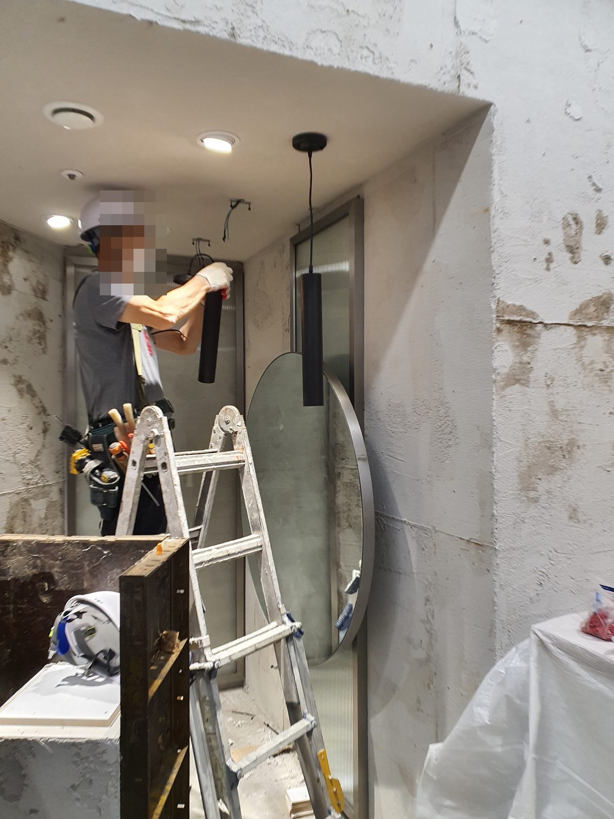 후지필름 잠실 롯데월드몰점 시공 — 펜던트 조명 설치