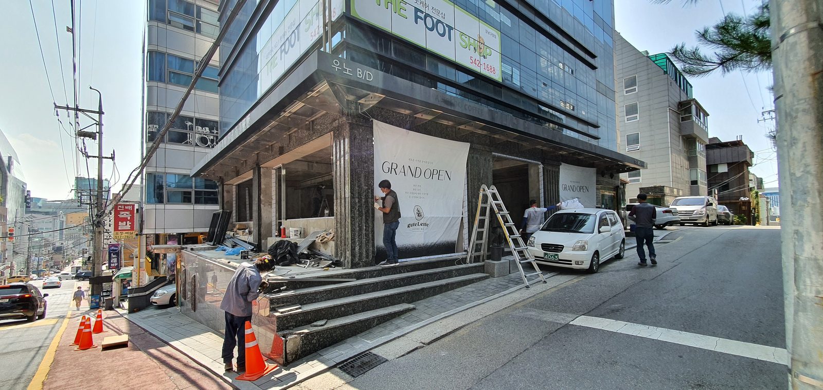 구테로이테 강남구청점 시공 — 공사 중 코너 외관