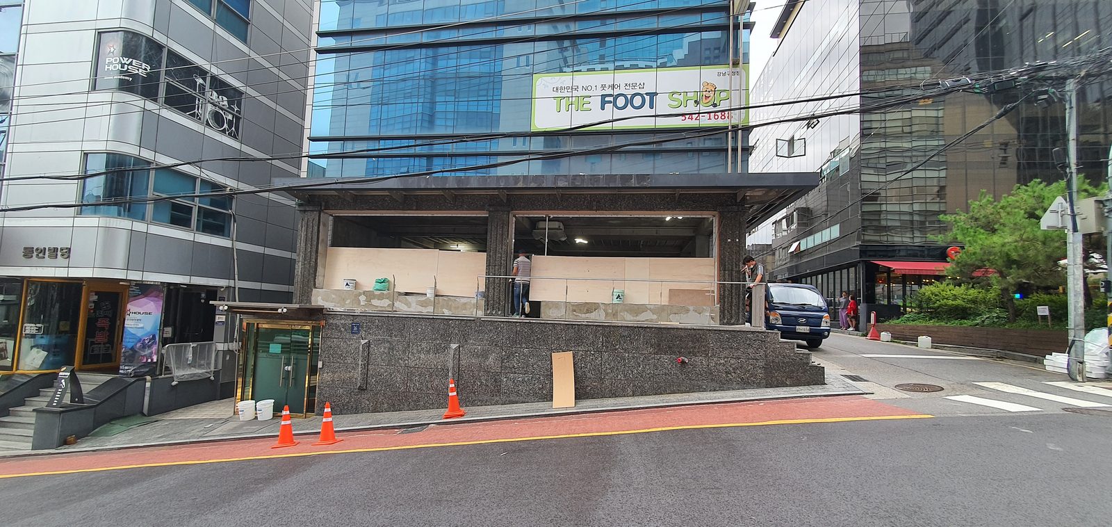 구테로이테 강남구청점 시공 — 오픈 현수막 파사드
