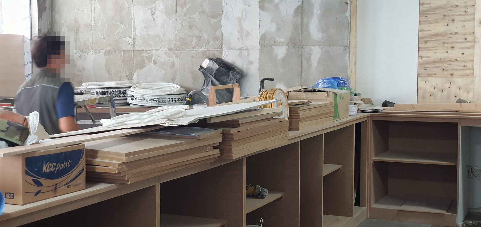 구테로이테 강남구청점 시공 — 합판 진열장 몸체