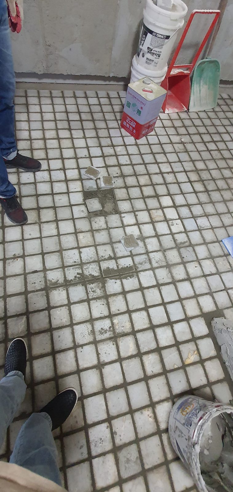 구테로이테 강남구청점 시공 — 정사각 석재 타일 줄눈