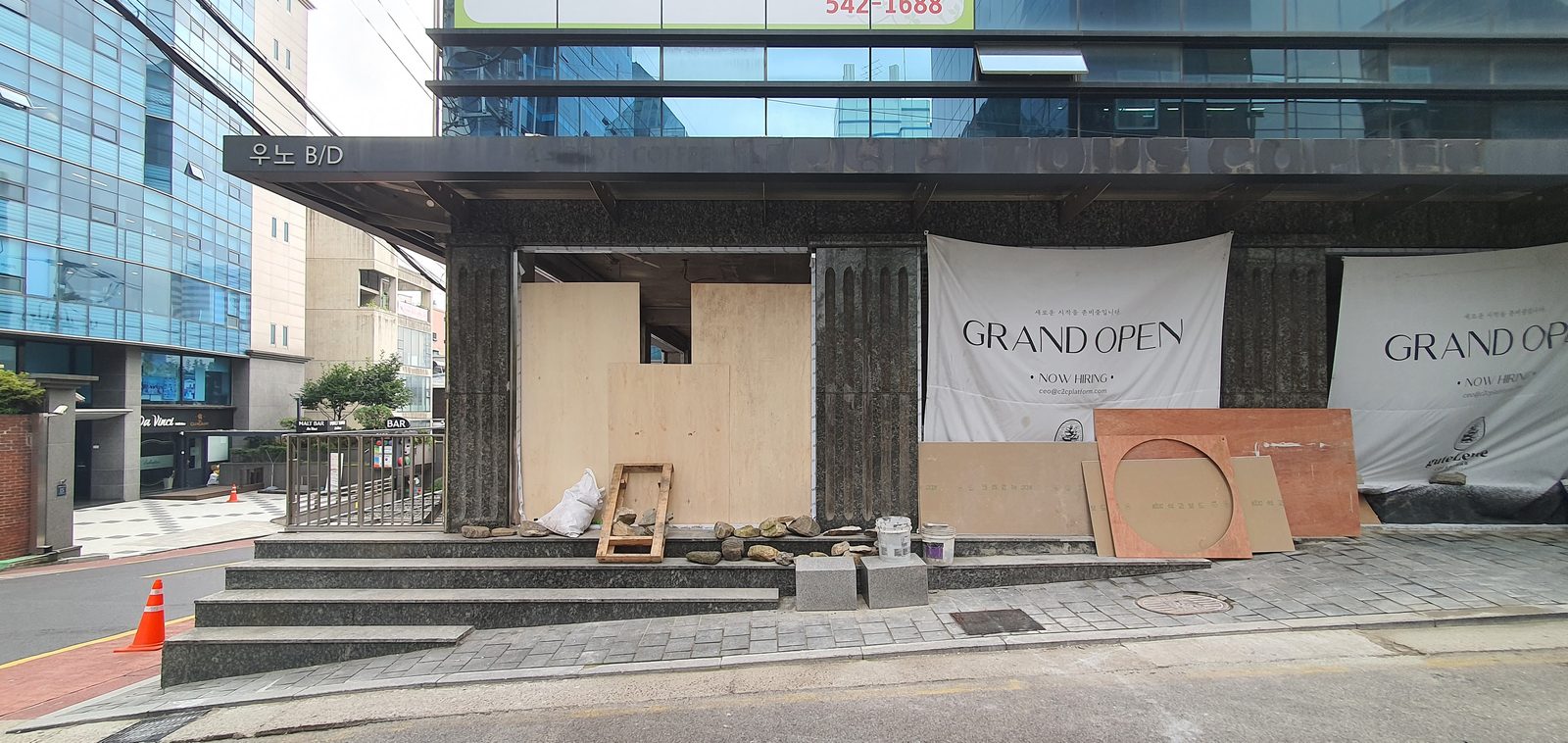 구테로이테 강남구청점 시공 — 공사 막바지 파사드