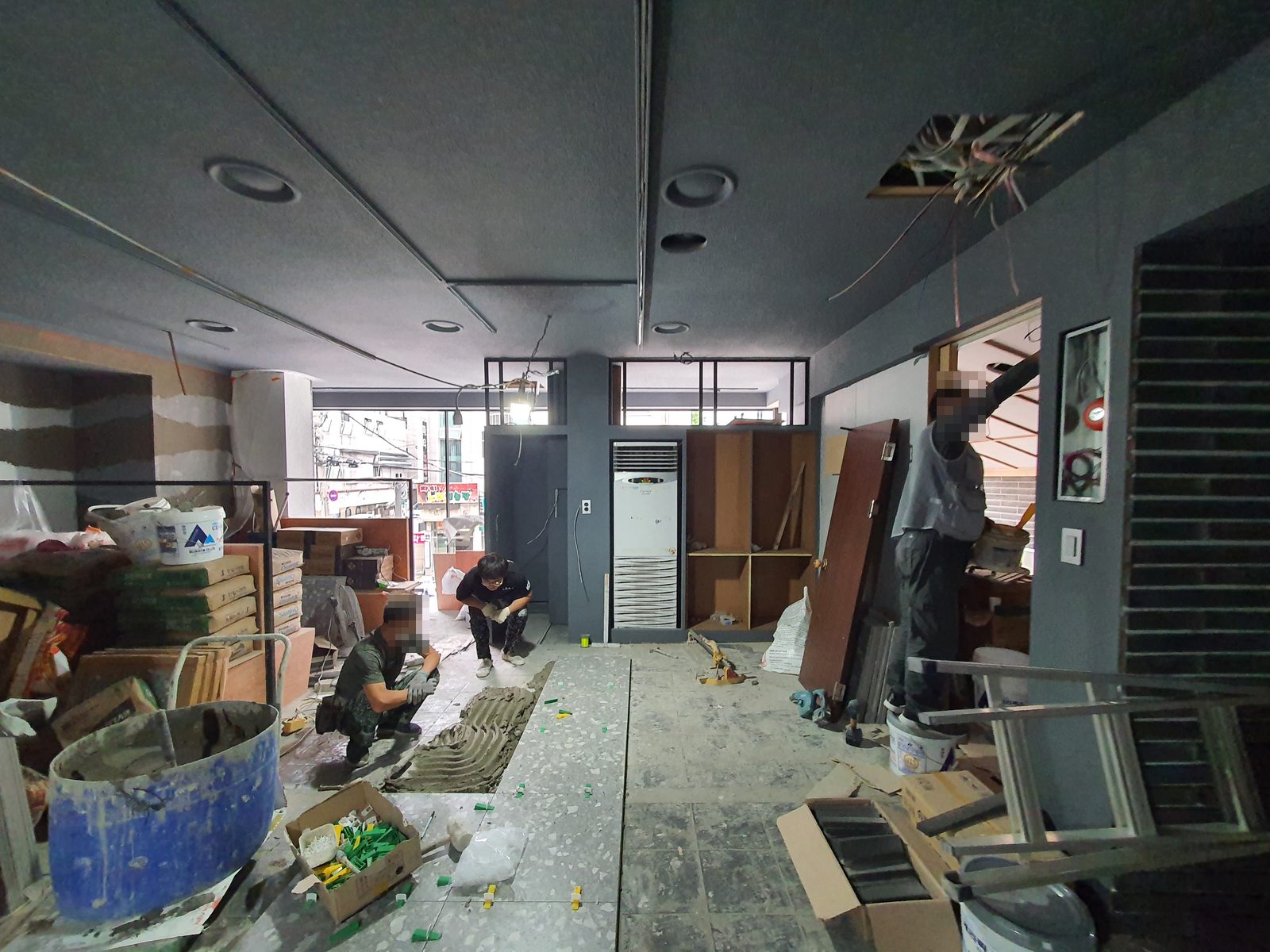 화춘옥 학동점 시공 — 창가 목공