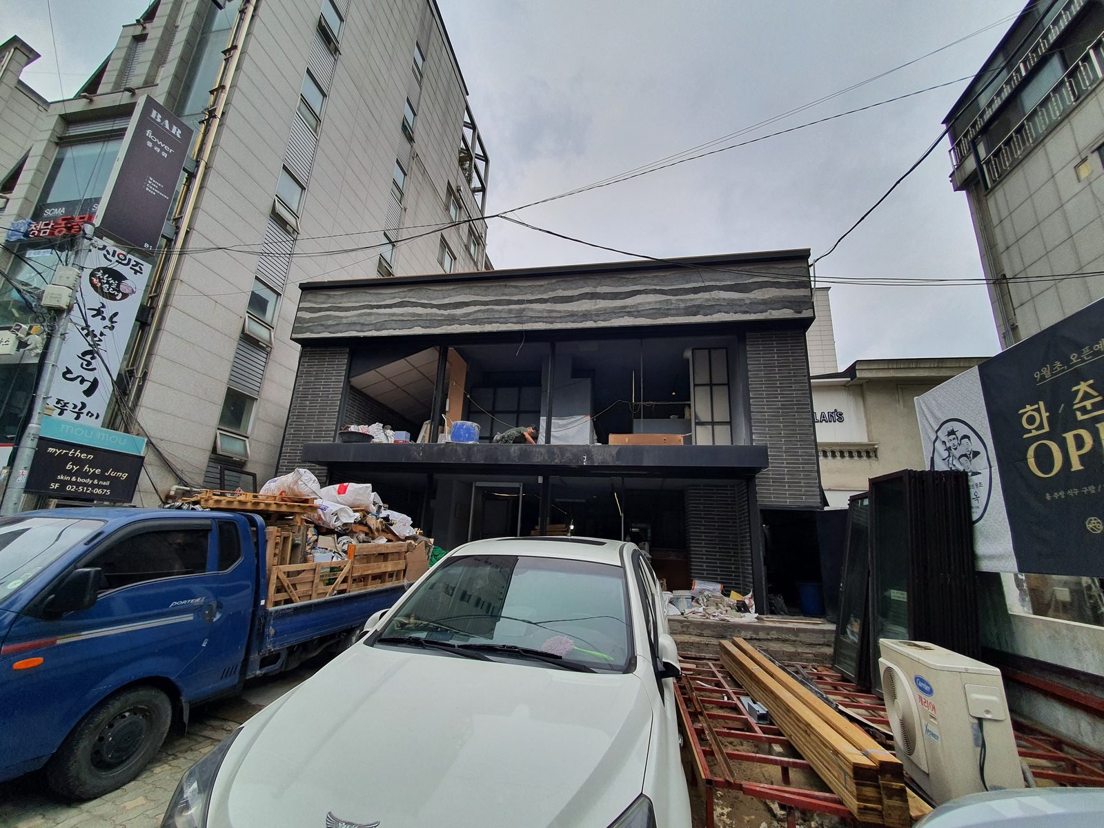 미장 마감 인테리어 — 외장 자재 반입 · 화춘옥 학동점 시공기