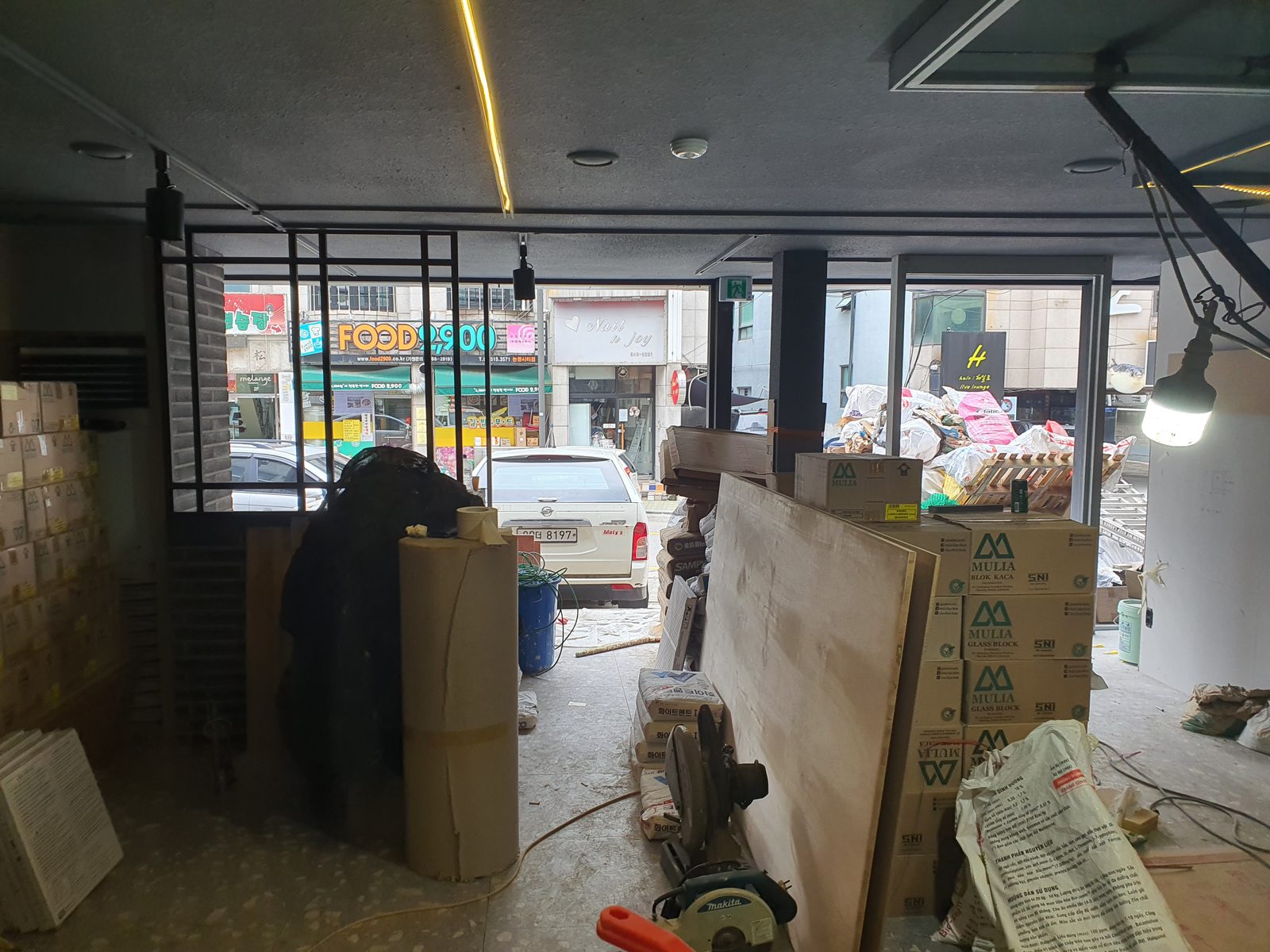 화춘옥 학동점 시공 — 창가 프레임