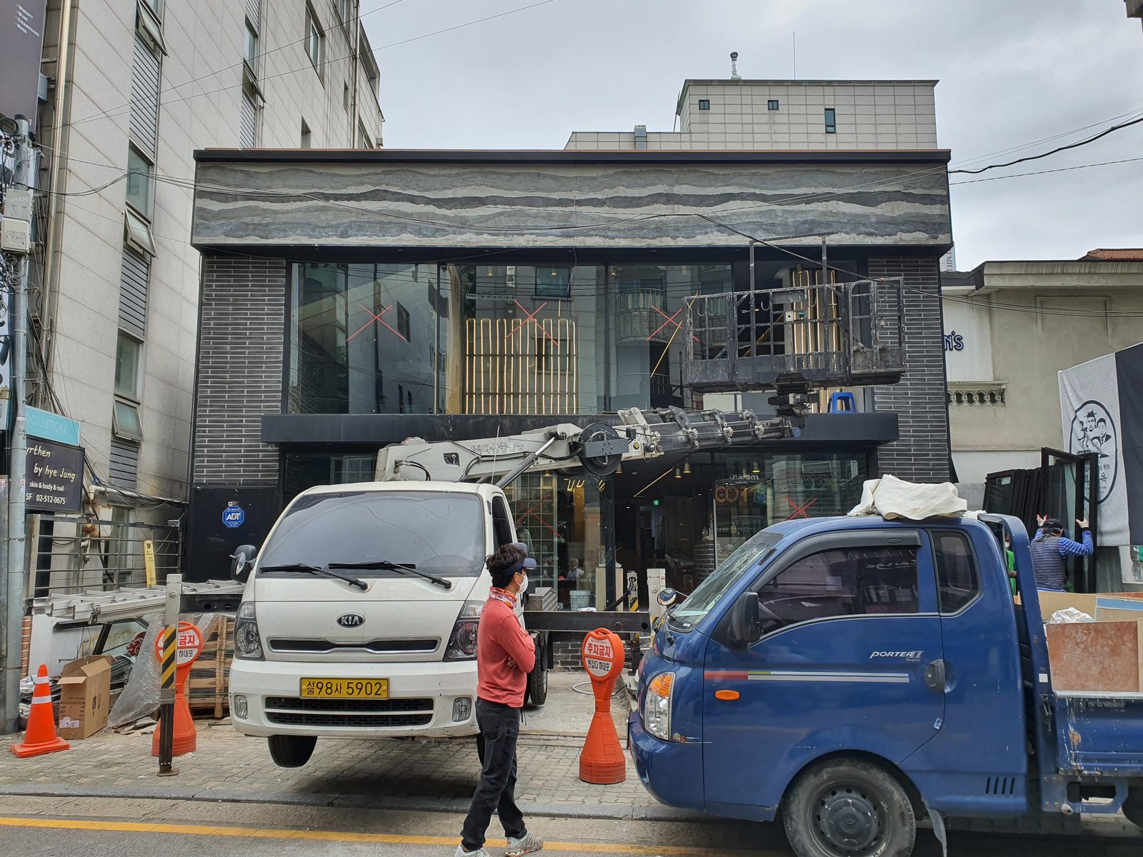 간판 디자인 — 간판 설치 전 파사드 · 화춘옥 학동점 시공기