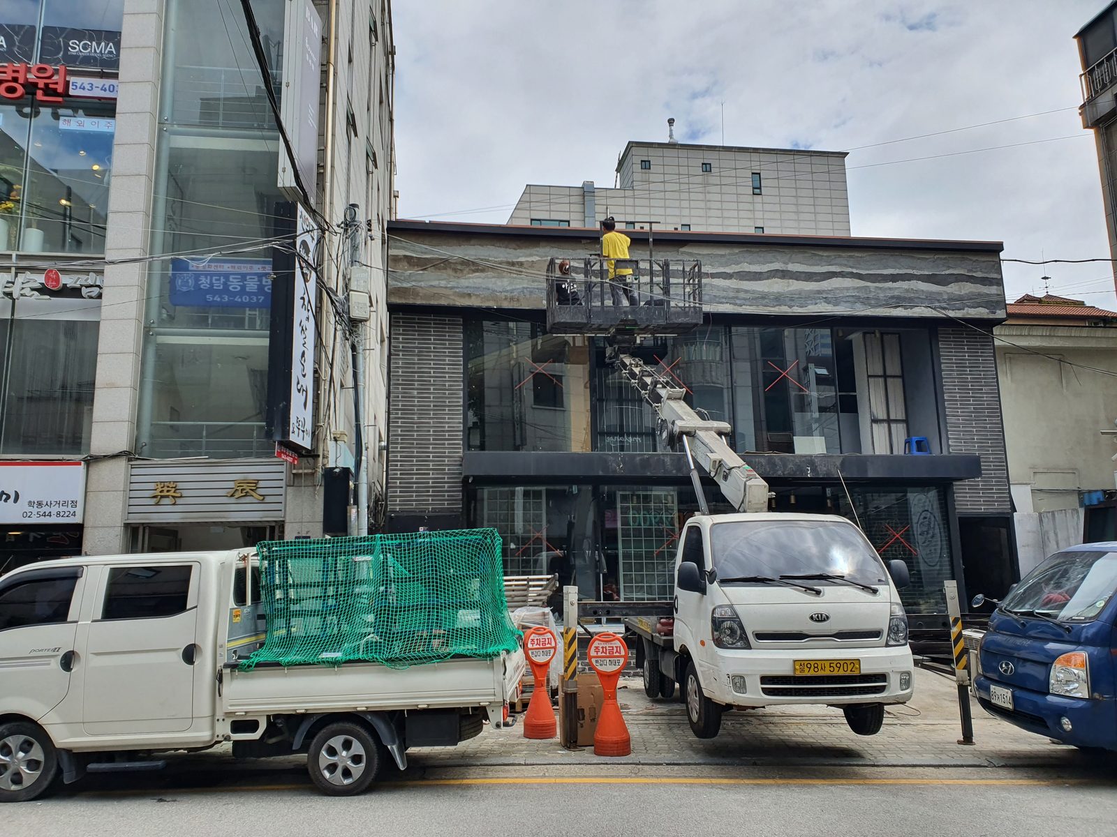 간판 디자인 — 고소작업차 간판 설치 · 화춘옥 학동점 시공기