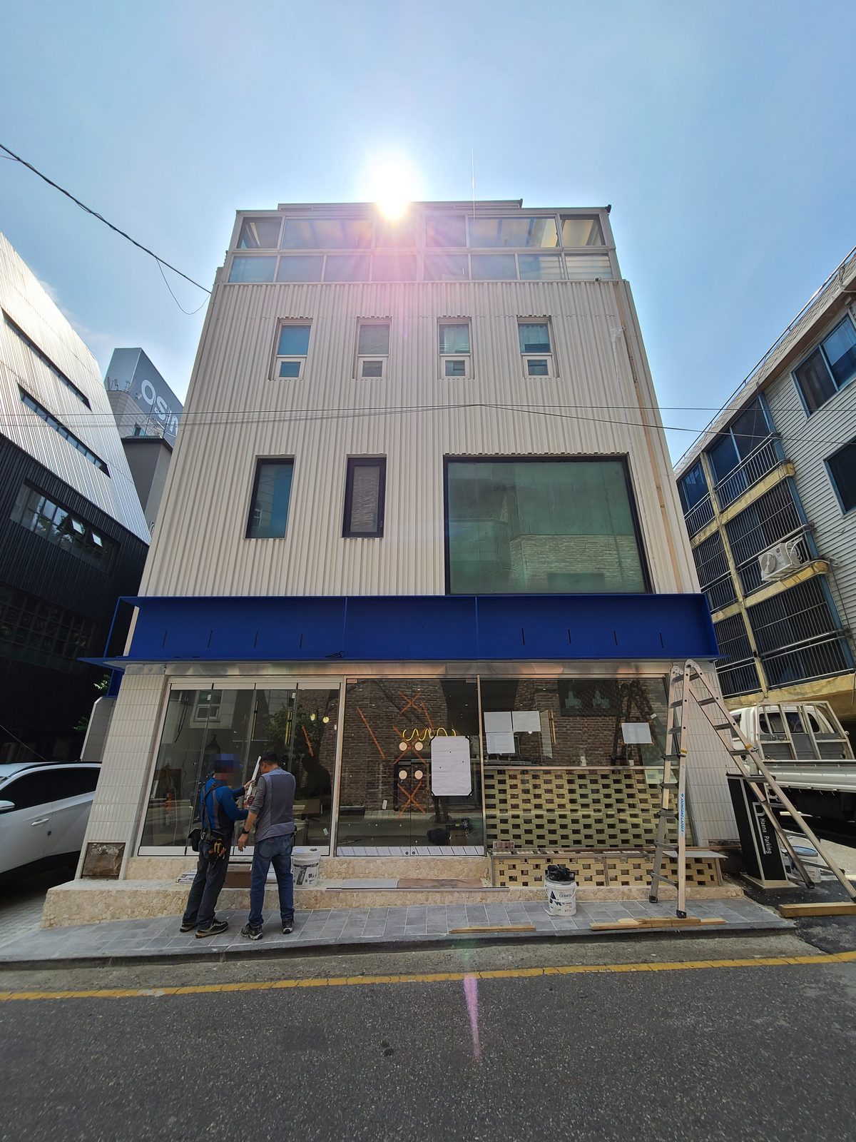 세젤커피 청담 시공 — 파사드 파란 띠