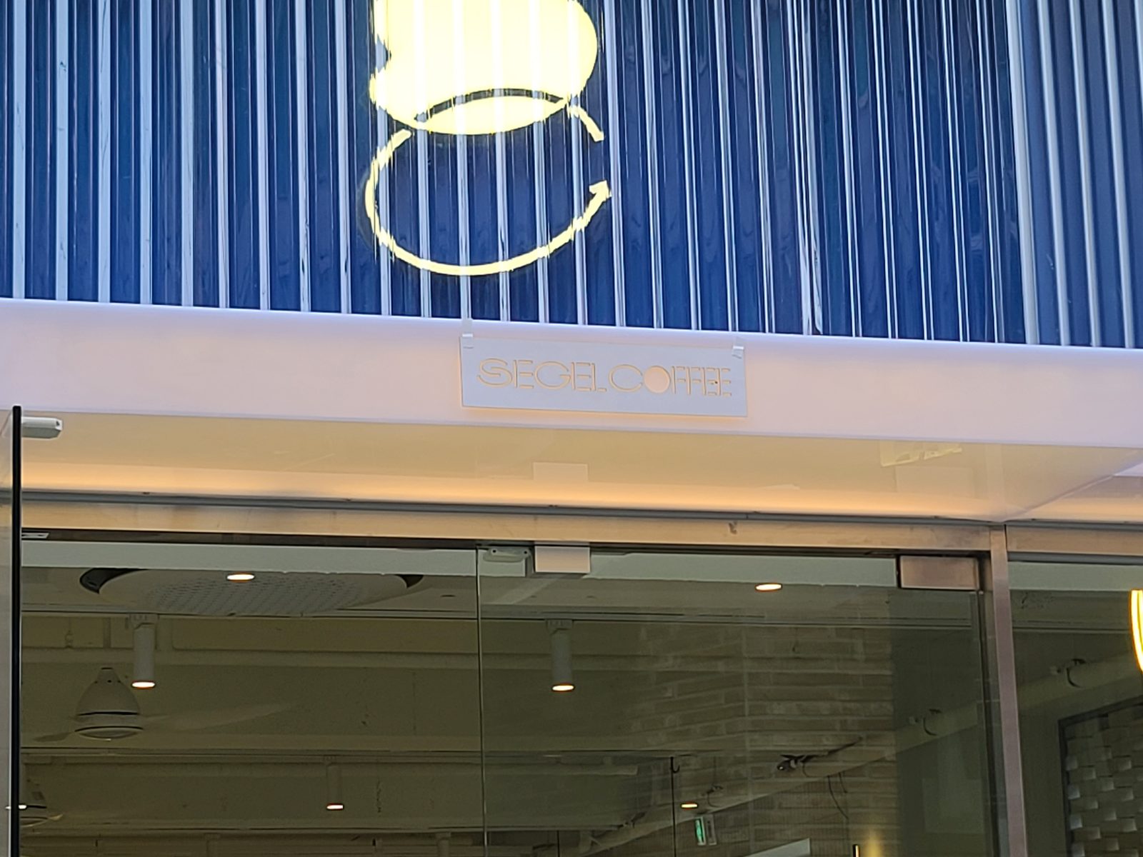 세젤커피 청담 시공 — 파사드 발광 로고