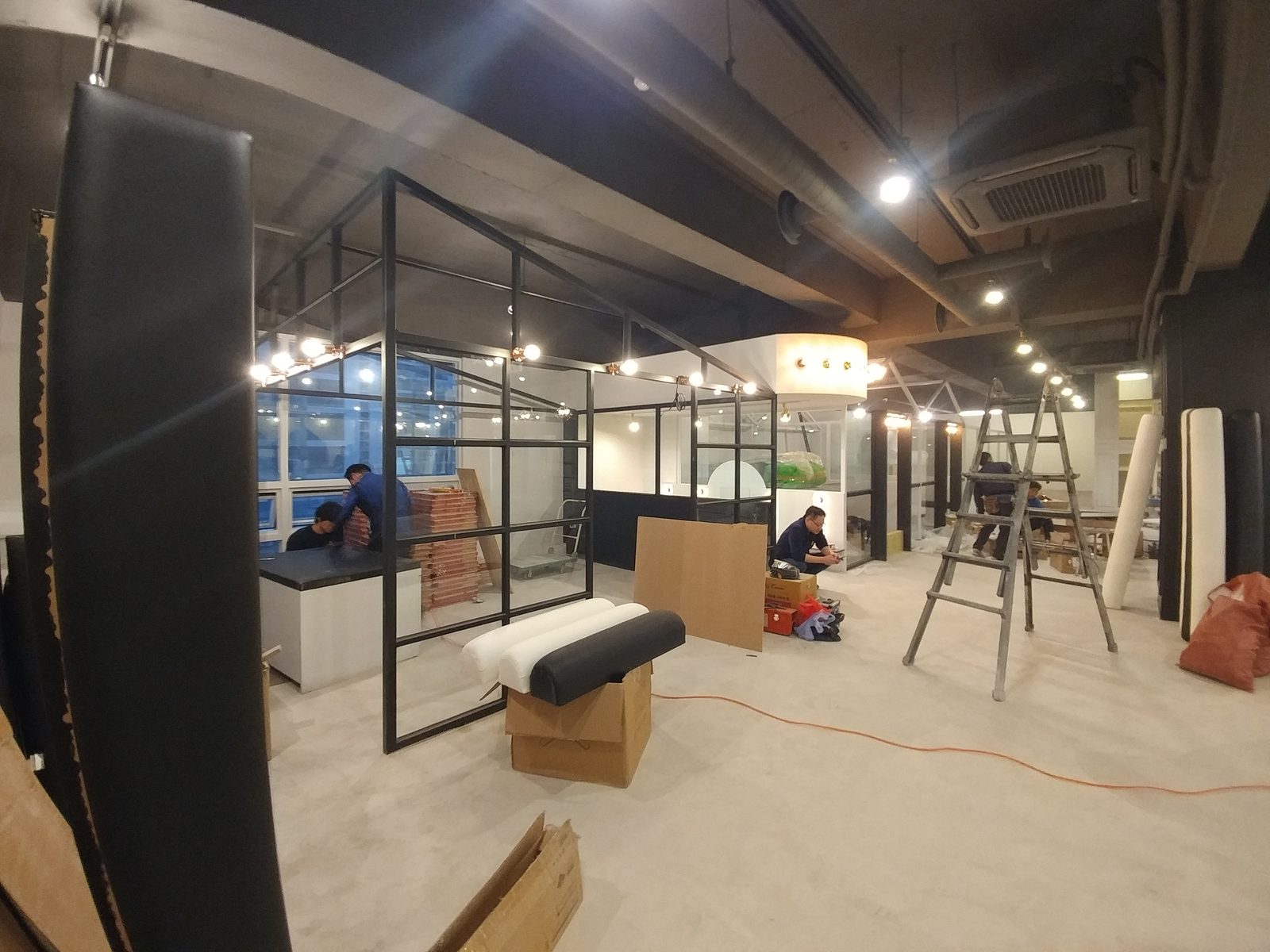 테리베리 대구 달서점 시공 — 철제 프레임 유리 파티션