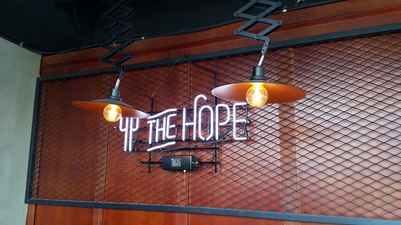 더호프 서래마을 미용실 시공 — 불 켜진 THE HOPE 네온