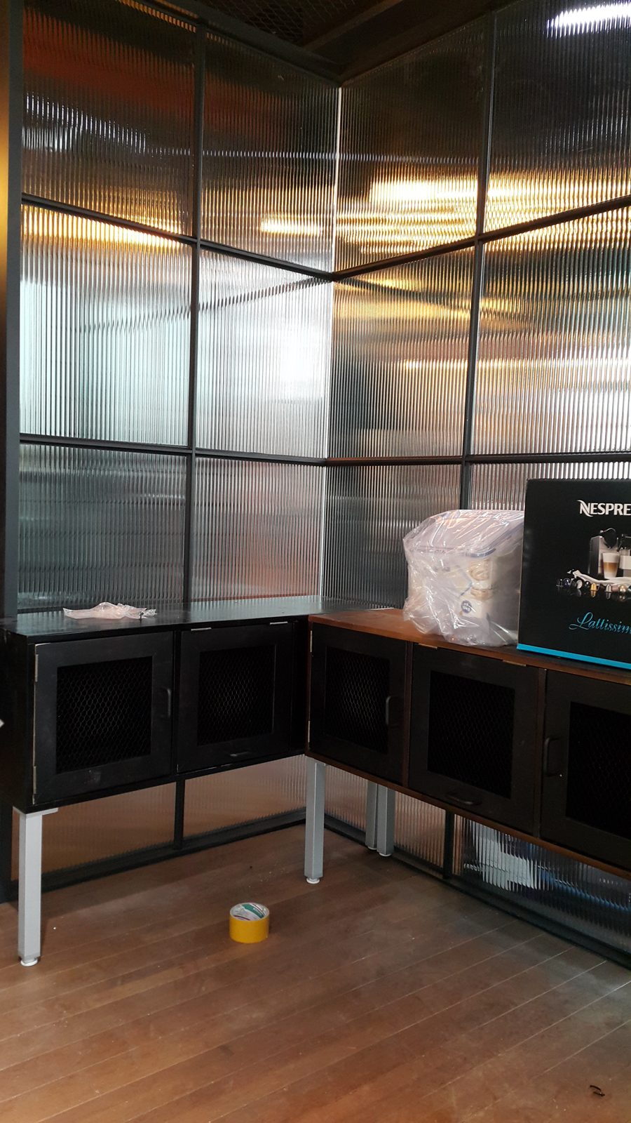 더호프 서래마을 미용실 시공 — 유리 파티션 안 수납장